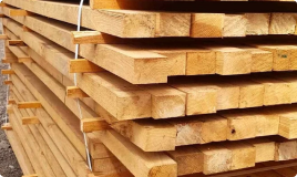 Lufttorkad, hyvlad ekplankor/ ekstolpar