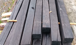 Lufttorkad, hyvlad ekplankor/ ekstolpar